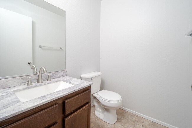 Building Photo - 4 bed, 2.5 bath, 2,251 sqft