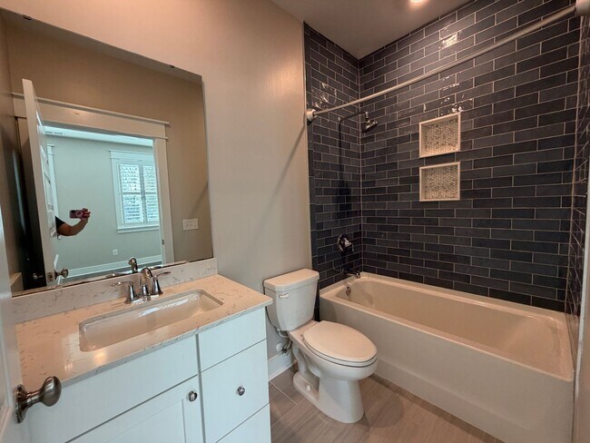 Building Photo - Midtown Townhouse