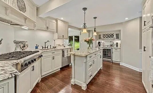 Building Photo - 777 Armonk Rd