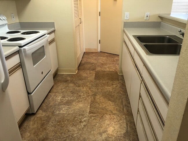 Building Photo - Northpointe - 2 bedroom, 2 bath, 2 pkg  up...
