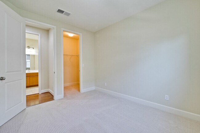 Building Photo - Excellent 4 Bed 2.5 Bath Town Home!
