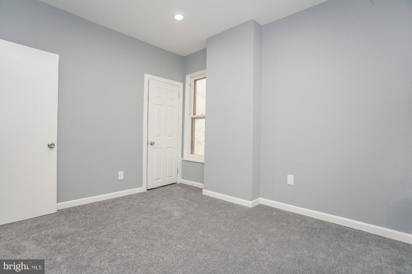 Building Photo - 5229 Ridge Ave