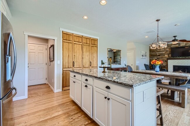 Building Photo - Beautiful 4 Bedroom Home with Stunning Vie...