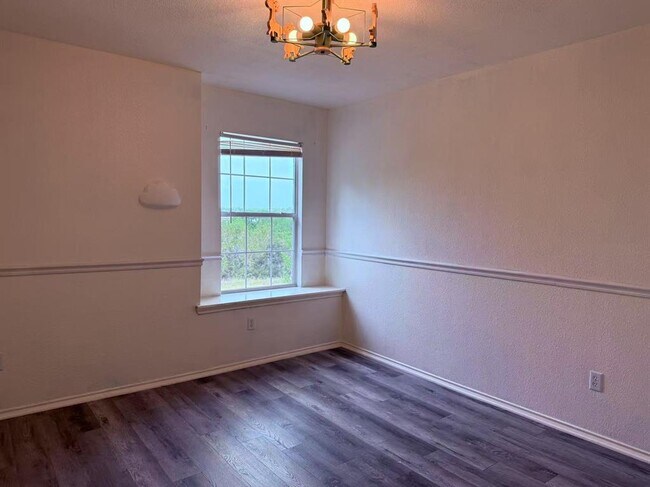 Building Photo - 10905 Dodge Cattle Dr