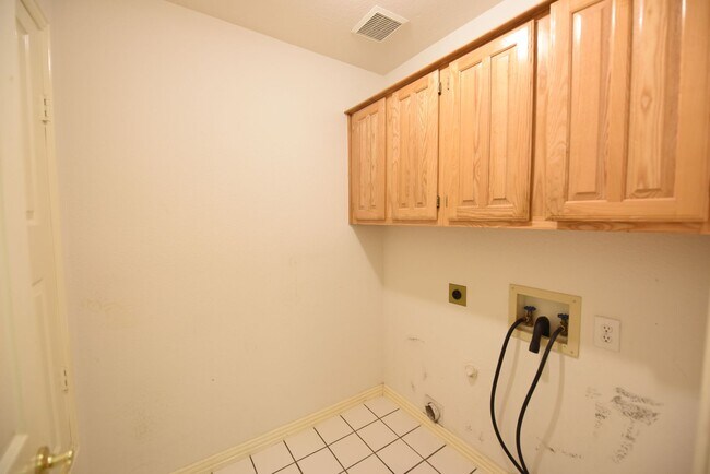 Building Photo - 4 Bedroom home for rent with vaulted ceili...