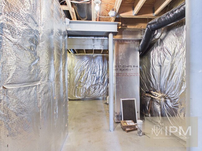 Building Photo - Modern 3 Bedroom Townhome with Garage & Outdoor Amenities!