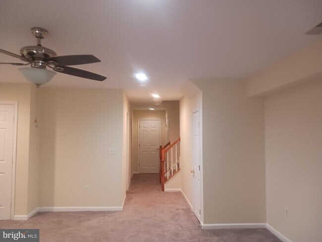 Building Photo - 205 Hillside Ct