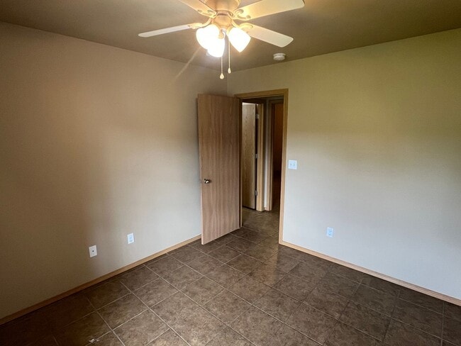 Building Photo - 1528 E 11th Cove