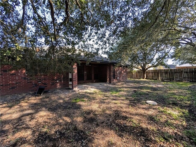 Building Photo - 14929 Red River Dr