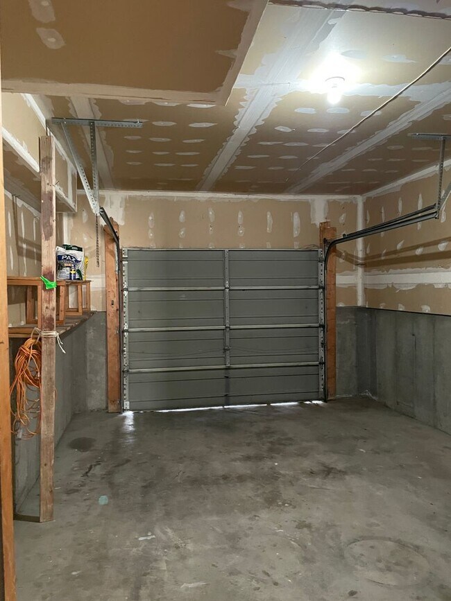 Building Photo - 3-Bedroom 1.5 Bath Twin-Home