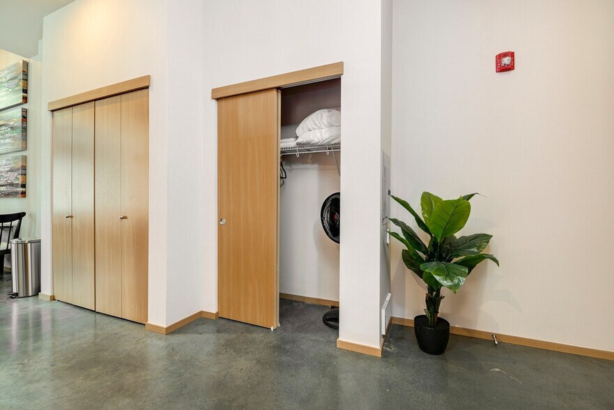 Building Photo - 2602 16th Ave S