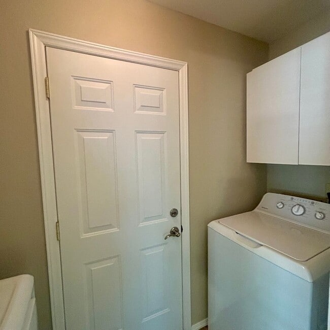 Building Photo - Enjoy Coming Home To This Beautiful and Well Maintained Home Close To Shopping, Restaurants & More!
