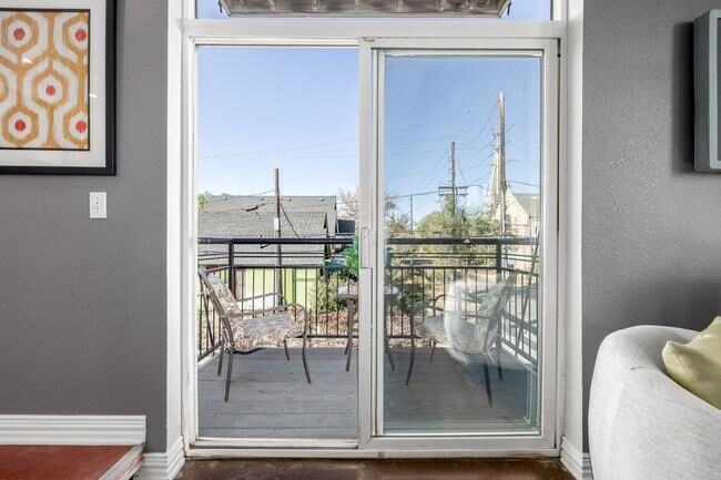 Building Photo - One bedroom, two bath corner unit in Baker with two balconies