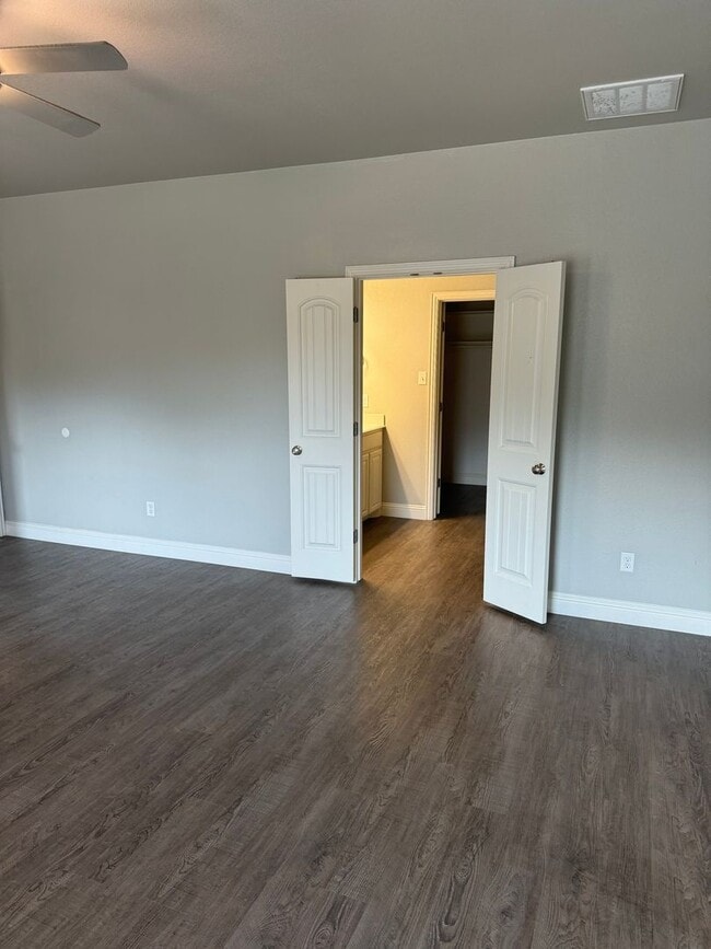 Building Photo - 4/2 - PETS WELCOME - WATER and LAWN includ...