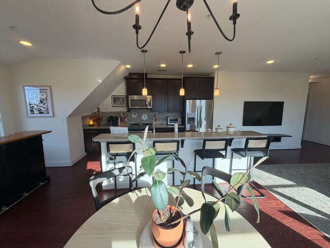 Building Photo - 1107 S Walter Reed Dr