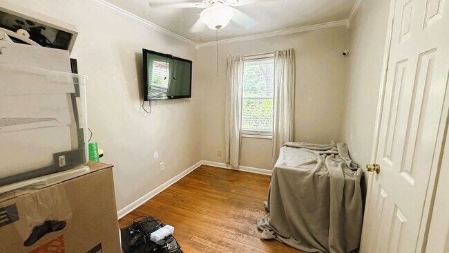 Building Photo - 3/1 HOUSE w/ Huge Fenced Yard, Carport, Will Have New Paint, and Natural Light! Walk to FSU/COLLE...