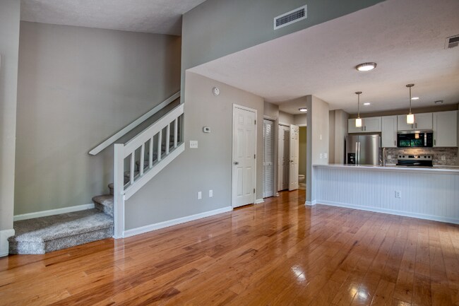 Building Photo - 617 13th Ave S