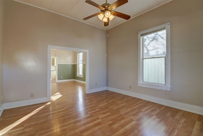 Building Photo - 313 N Mt Vernon Ave