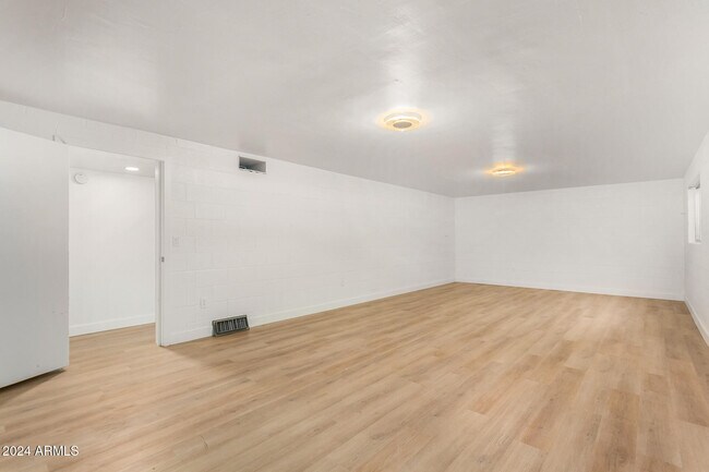 Building Photo - 936 W Rio Salado Pkwy