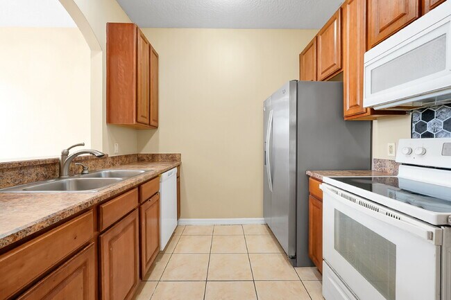 Building Photo - "Charming 3-Bed, 2-Bath Condo Oasis in Orlando – 1,000 Sq Ft of Comfort!"