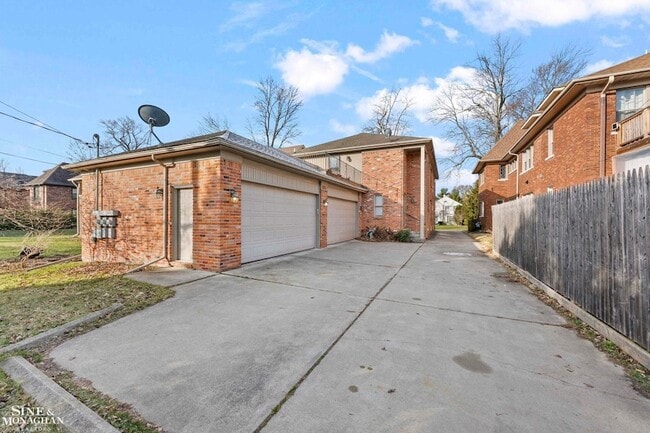 Building Photo - 904 Trombley Rd