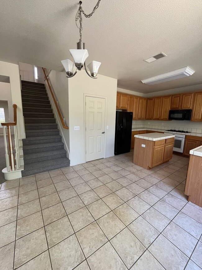 Building Photo - Large 5 Bedroom Home in Mace Ranch