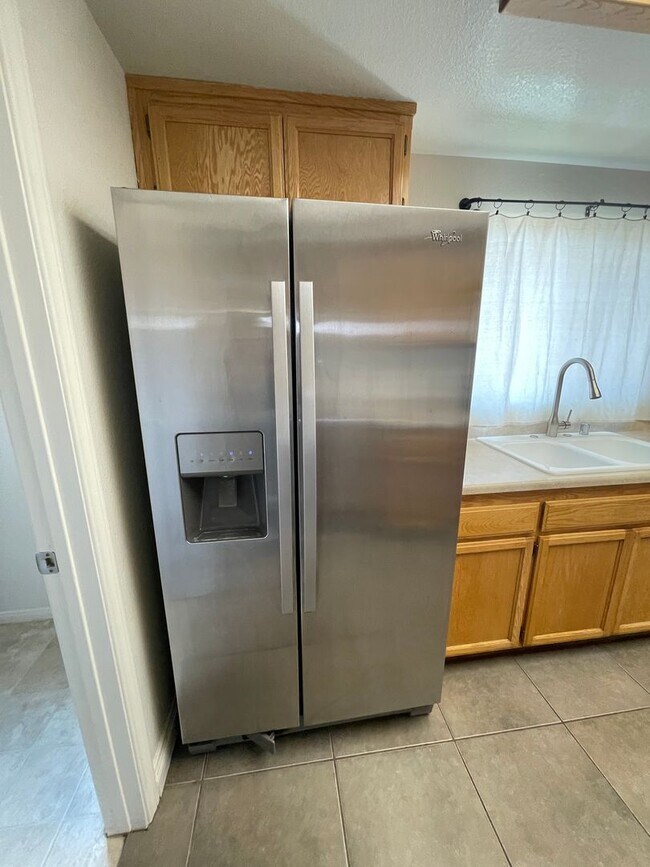 Building Photo - Charming Three Bedrooms, 2 Bathrooms Home In Apple Valley, Fully Fenced & Cross Fenced,