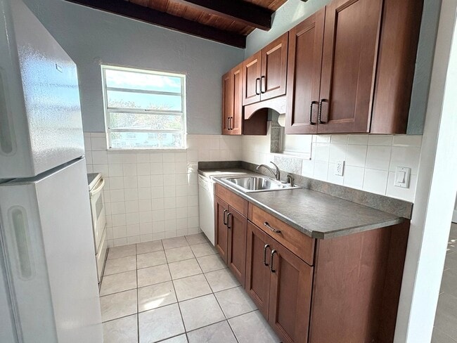 Building Photo - Beachside Bungalow in Ormond Beach!