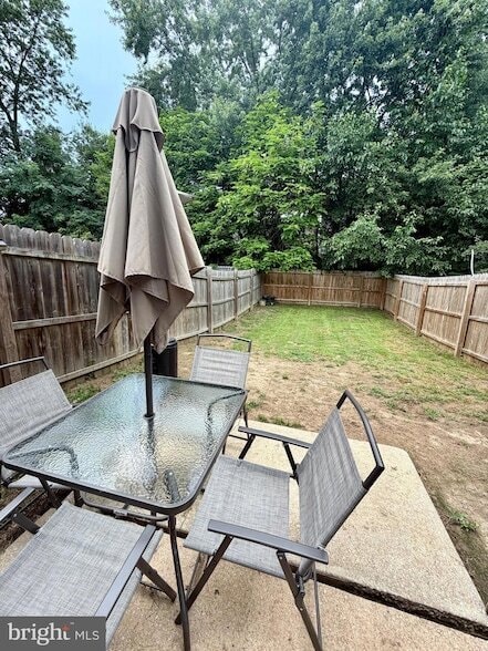 Building Photo - 415 Strathaven Ct
