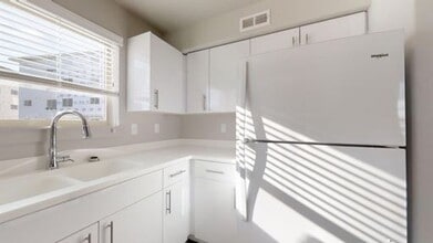 Building Photo - 2 BED 1 BATH CONDO ON THE GROUND FLOOR
