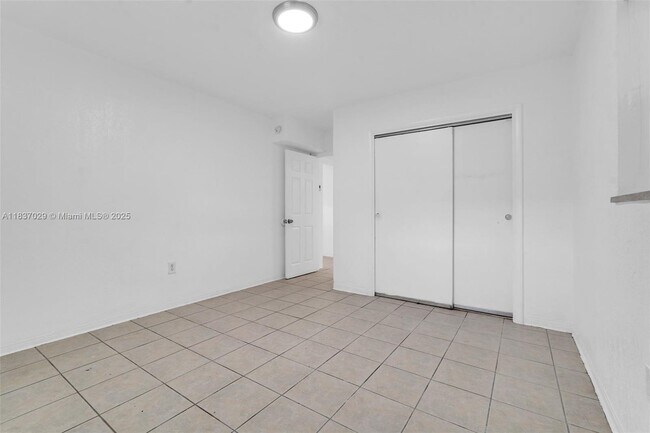 Building Photo - 2435 Plunkett St