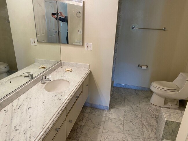 Building Photo - Beautiful Gigantic Condo in Beverly Hills!!!