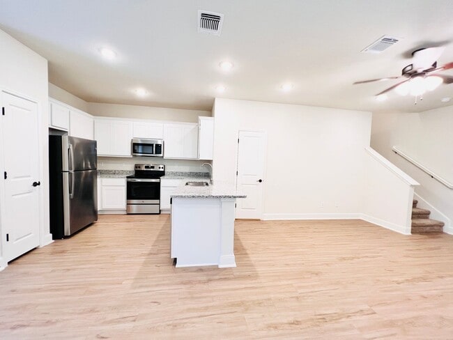 Building Photo - 10322 Lynwood Vlg