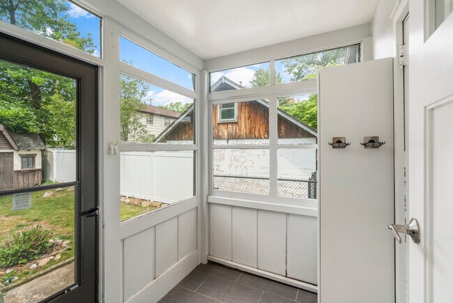 Building Photo - 181 5th St