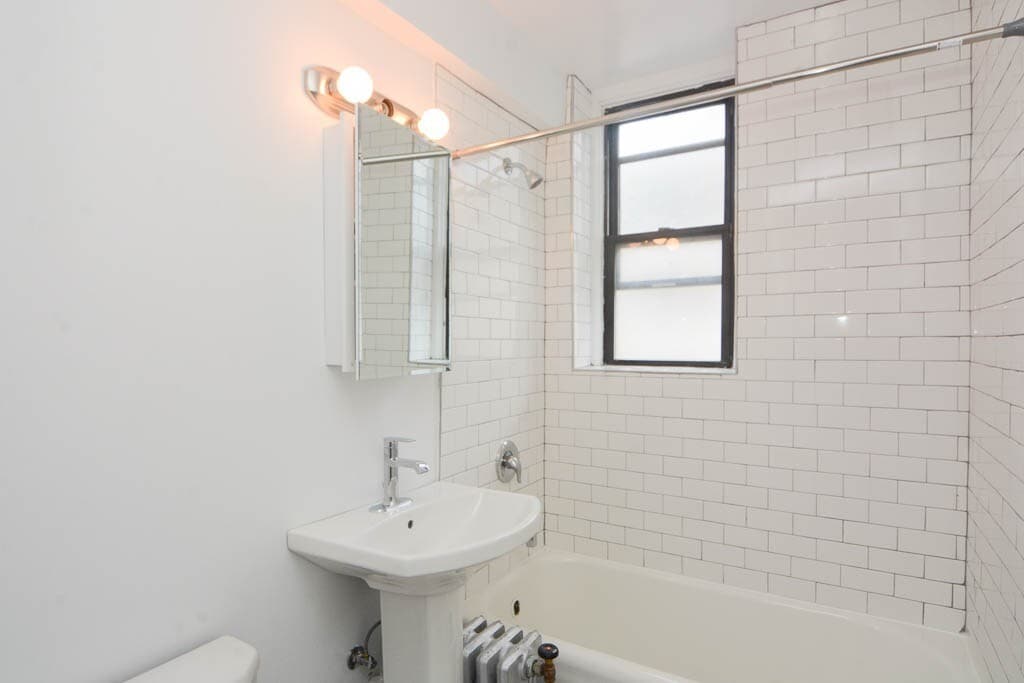 Building Photo - 3335 W Diversey Ave