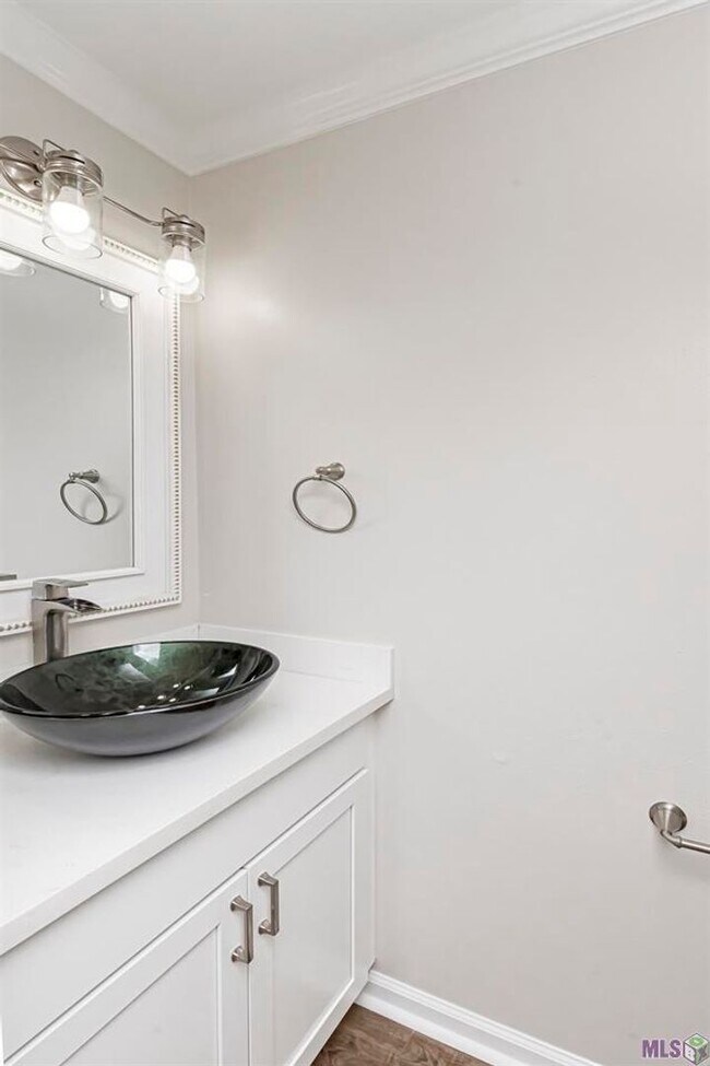 Building Photo - 2 Bedroom Townhome off Jefferson & Bluebonnet Blvd- Pet Friendly