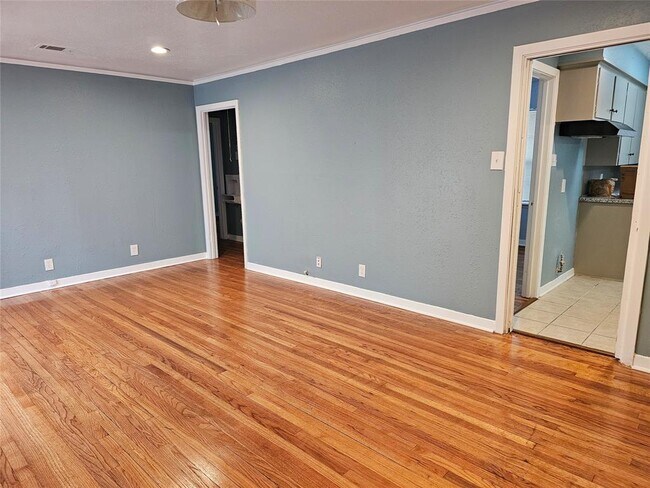 Building Photo - 610 Spell St