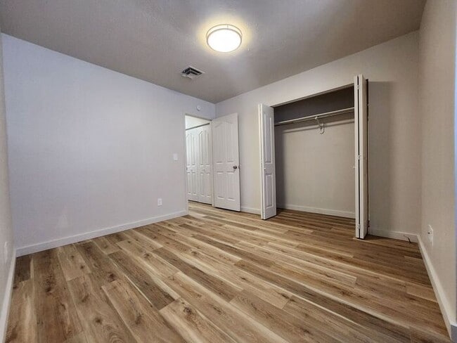 Building Photo - Renovated Cozy 2-Bedroom Duplex | Move In ...