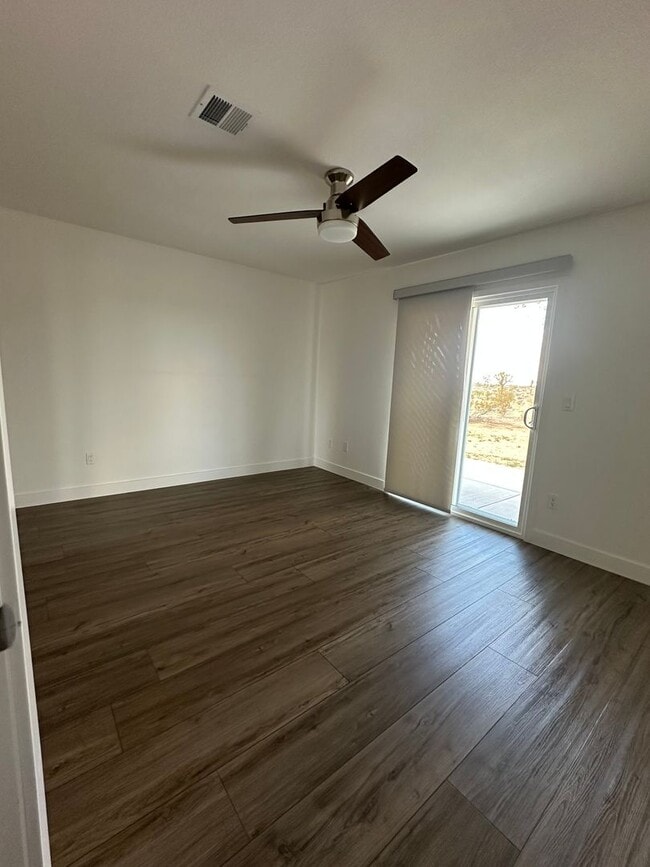 Building Photo - $200 MOVE IN SPECIAL! Newly Remodeled 3 be...