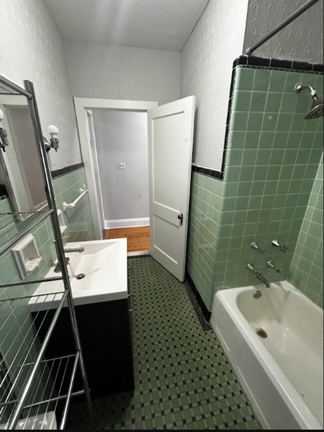 Building Photo - 601 Clay Ave