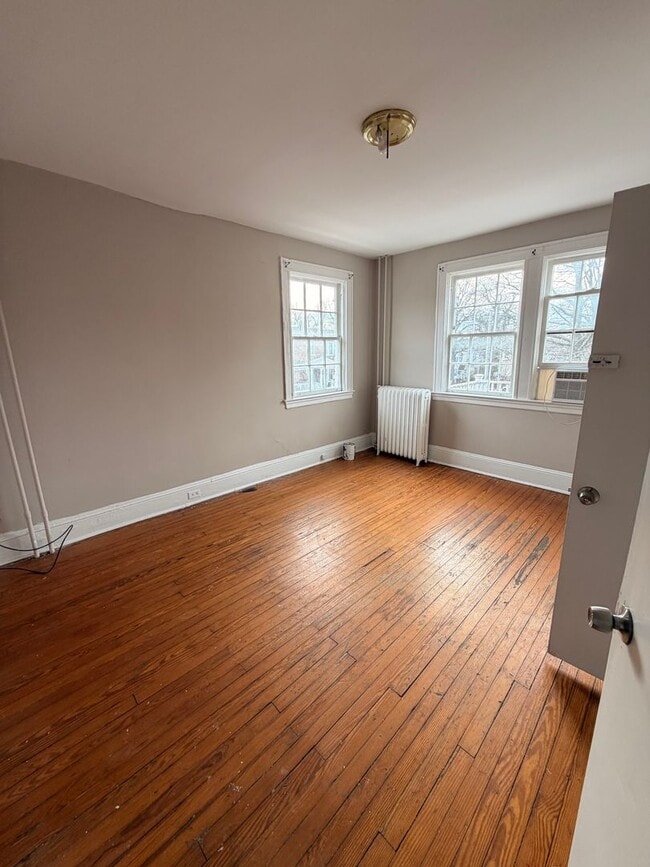 Building Photo - Huge townhome available. Four bedrooms three bath.