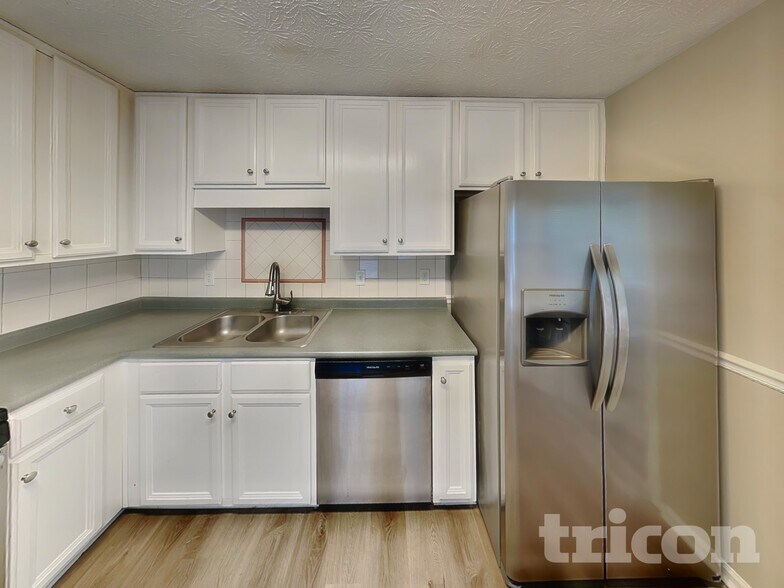 Building Photo - 172 N White Pines Dr