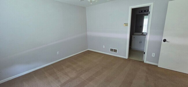 Building Photo - 715 SW Graystone Dr