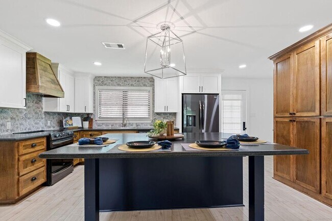 Building Photo - 2802 County Rd 209