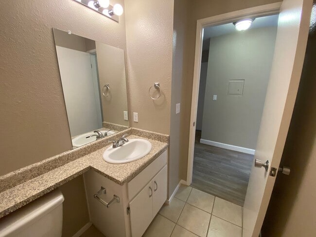 Building Photo - Updated 2 Bedroom Townhome