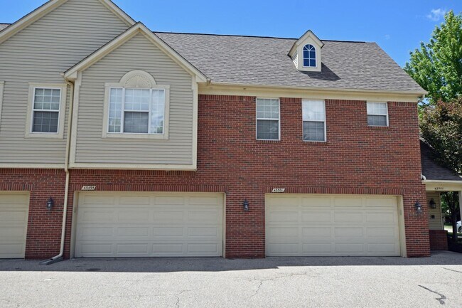 Building Photo - 3-Bedroom, 2-Bath, 2-Car Garage Condo, Ste...