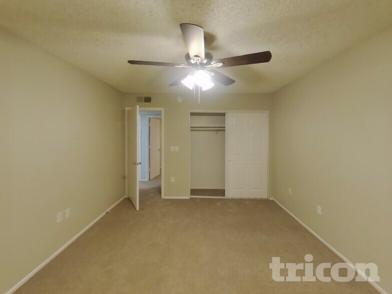 Building Photo - 828 N Pine Ct