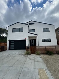 Building Photo - Bright & Spacious 4-Bedroom Home in Oakland!