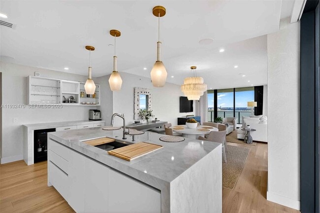 Building Photo - 700 NE 24th St