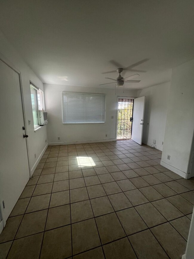 Building Photo - Highly Desired 2 bedroom, 1 bath, 2 parkin...